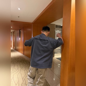 BALENCIAGA 巴黎世家 26SS圖繪褪色效果圓領刺繡短袖T恤 正品700