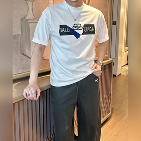 巴黎世家 2026春夏款，官網同步 面料采用重磅純棉精梳棉面料，OS寬松版型，上