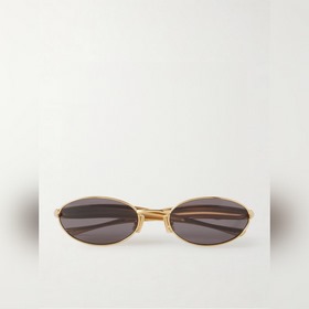 Bottega Veneta Eyewear的太陽鏡因其雕塑般的金色鏡腿而得名，