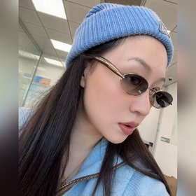 Bottega Veneta Eyewear的太陽鏡因其雕塑般的金色鏡腿而得名，
