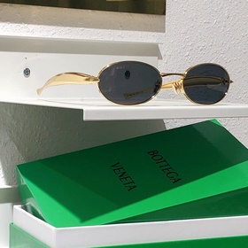 Bottega Veneta Eyewear的太陽鏡因其雕塑般的金色鏡腿而得名，