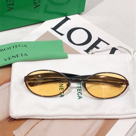 Bottega Veneta Eyewear的太陽鏡因其雕塑般的金色鏡腿而得名，