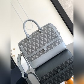 這款 Dior Hit the Road 公文包是二零二三夏季新品，将現代風格與