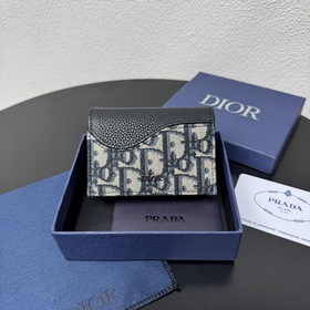 這款馬鞍名片夾是一款高雅的配飾，彰顯 Dior 的精湛工藝。采用細工鑲嵌粒面牛皮
