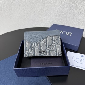這款馬鞍名片夾是一款高雅的配飾，彰顯 Dior 的精湛工藝。采用細工鑲嵌粒面牛皮