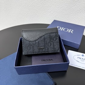 這款馬鞍名片夾是一款高雅的配飾，彰顯 Dior 的精湛工藝。采用細工鑲嵌粒面牛皮