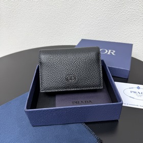 這款馬鞍名片夾是一款高雅的配飾，彰顯 Dior 的精湛工藝。采用細工鑲嵌粒面牛皮