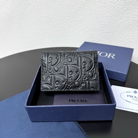這款馬鞍名片夾是一款高雅的配飾，彰顯 Dior 的精湛工藝。采用細工鑲嵌粒面牛皮