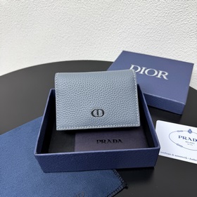這款馬鞍名片夾是一款高雅的配飾，彰顯 Dior 的精湛工藝。采用細工鑲嵌粒面牛皮