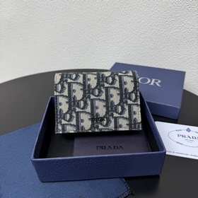 這款馬鞍名片夾是一款高雅的配飾，彰顯 Dior 的精湛工藝。采用細工鑲嵌粒面牛皮