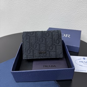 這款馬鞍名片夾是一款高雅的配飾，彰顯 Dior 的精湛工藝。采用細工鑲嵌粒面牛皮