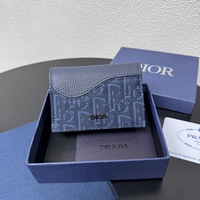這款馬鞍名片夾是一款高雅的配飾，彰顯 Dior 的精湛工藝。采用細工鑲嵌粒面牛皮