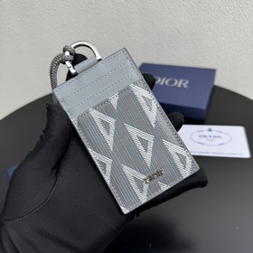 這款豎版卡夾風格高雅，别具匠心。采用灰色Oblique 印花面料等材質精心制作，