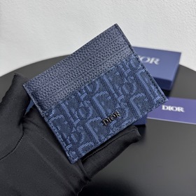 這款卡夾高雅實用。采用粒面牛皮革等材質精心制作，正面飾以 CD Icon 标志。
