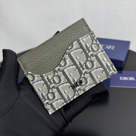 這款卡夾高雅實用。采用粒面牛皮革等材質精心制作，正面飾以 CD Icon 标志。