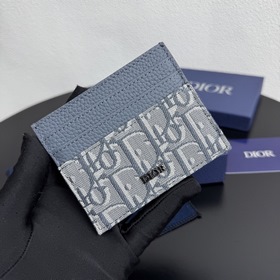 這款卡夾高雅實用。采用粒面牛皮革等材質精心制作，正面飾以 CD Icon 标志。