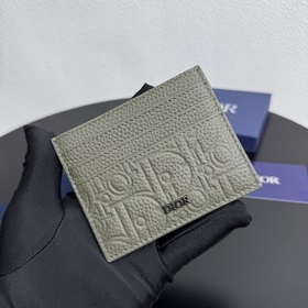 這款卡夾高雅實用。采用粒面牛皮革等材質精心制作，正面飾以 CD Icon 标志。