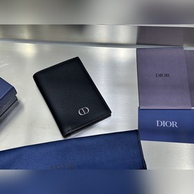 這款豎版雙折卡夾高雅實用。采用黑色粒面牛皮革精心制作，正面飾以 CD 标志。兩側