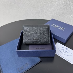 這款馬鞍名片夾是一款高雅的配飾，彰顯 Dior 的精湛工藝。采用細工鑲嵌粒面牛皮