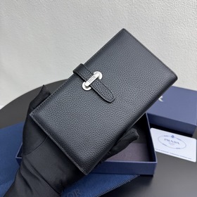 這款豎版雙折錢包來自全新的 Dior Normandie 系列，彰顯 Dior