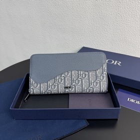 這款長款拉鍊式錢包低調而不失優雅氣質。原單材料精心制作，内部為黑色光滑牛皮革材質