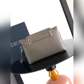 這款 Dior Normandie A5 三角形手拿包是二零二五冬季男裝系列新品