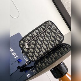 (配盒子)頂級原單DIO男士 手抓包，洗漱包 這款洗漱包實用而精巧。采用米色和黑