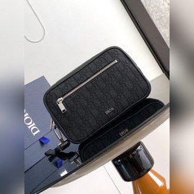 (配盒子)頂級原單DIO男士 手抓包，洗漱包 這款洗漱包實用而精巧。采用米色和黑