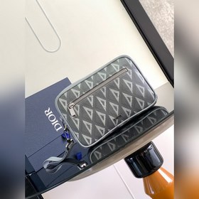 (配盒子)頂級原單DIO男士 手抓包，洗漱包 這款洗漱包實用而精巧。采用迪奧灰帆