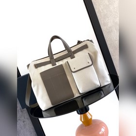 這款 Dior Normandie 手袋将實用設計與 Dior 的高訂精神融為一
