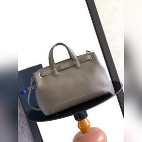 這款 Dior Normandie 手袋将實用設計與 Dior 的高訂精神融為一