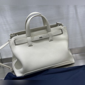 這款 Dior Normandie 手袋将實用設計與 Dior 的高訂精神融為一