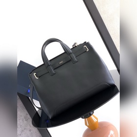 這款 Dior Normandie 手袋将實用設計與 Dior 的高訂精神融為一