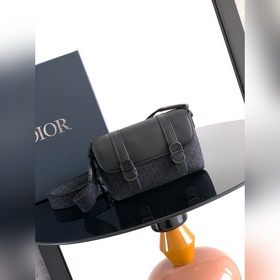 這款 Dior Daily 迷你翻蓋信使包是二零二六春季男裝系列新品，高雅實用。