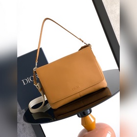 這款 Dior Privé 翻蓋信使包精緻典雅。采用牛皮 Dior Icons