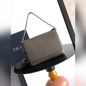 這款 Dior Privé 翻蓋信使包精緻典雅。采用牛皮 Dior Icons