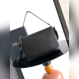 這款 Dior Privé 翻蓋信使包精緻典雅。采用牛皮 Dior Icons