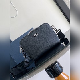 這款手拿包搭配肩帶，高雅實用，可收納各種日常用品。采用黑色粒面牛皮革精心制作，正