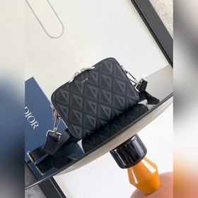 頂級原單配盒 這款手拿信使包高雅實用，可收納各種日常用品。采用迪奧灰 CD Di