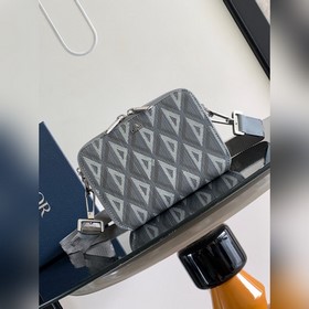 頂級原單配盒 這款手拿信使包高雅實用，可收納各種日常用品。采用迪奧灰 CD Di