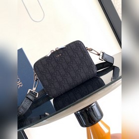 [配盒子]這包其實是男女通用款，ESSENTIALS系列，尺寸比較小巧17cm*