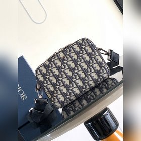 [配盒子]這包其實是男女通用款，ESSENTIALS系列，尺寸比較小巧17cm*