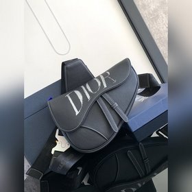 馬鞍包男士單品分享 斜挎包男款的Saddle Bag強勢推！！新任設計師Kim