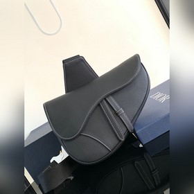 馬鞍包(原單品質)男士單品分享 斜挎男款的Saddle Bag強勢推！！新任設計