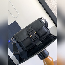 這款 Dior Hit the Road 手袋搭配肩帶，将現代風格與 Dior