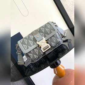 這款 Dior Hit the Road 手袋搭配肩帶，将現代風格與 Dior