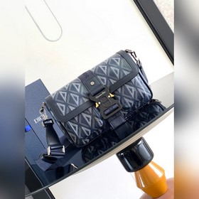 這款 Dior Hit the Road 手袋搭配肩帶，将現代風格與 Dior