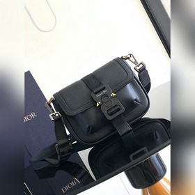 這款 Dior Hit the Road 手袋是二零二三春夏成衣系列新品，将現代