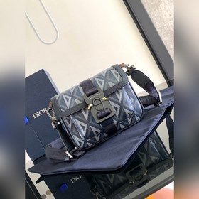 這款 Dior Hit the Road 手袋将現代風格與 Dior 的高訂精神