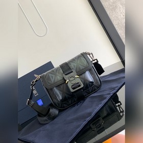 這款 Dior Hit the Road 手袋是二零二三春夏成衣系列新品，将現代